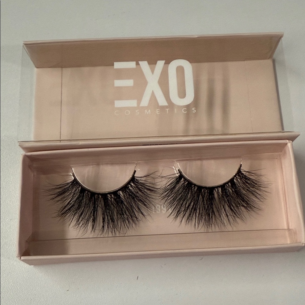 Dramatic Black Lashes-1991 - Picture 2 of 3